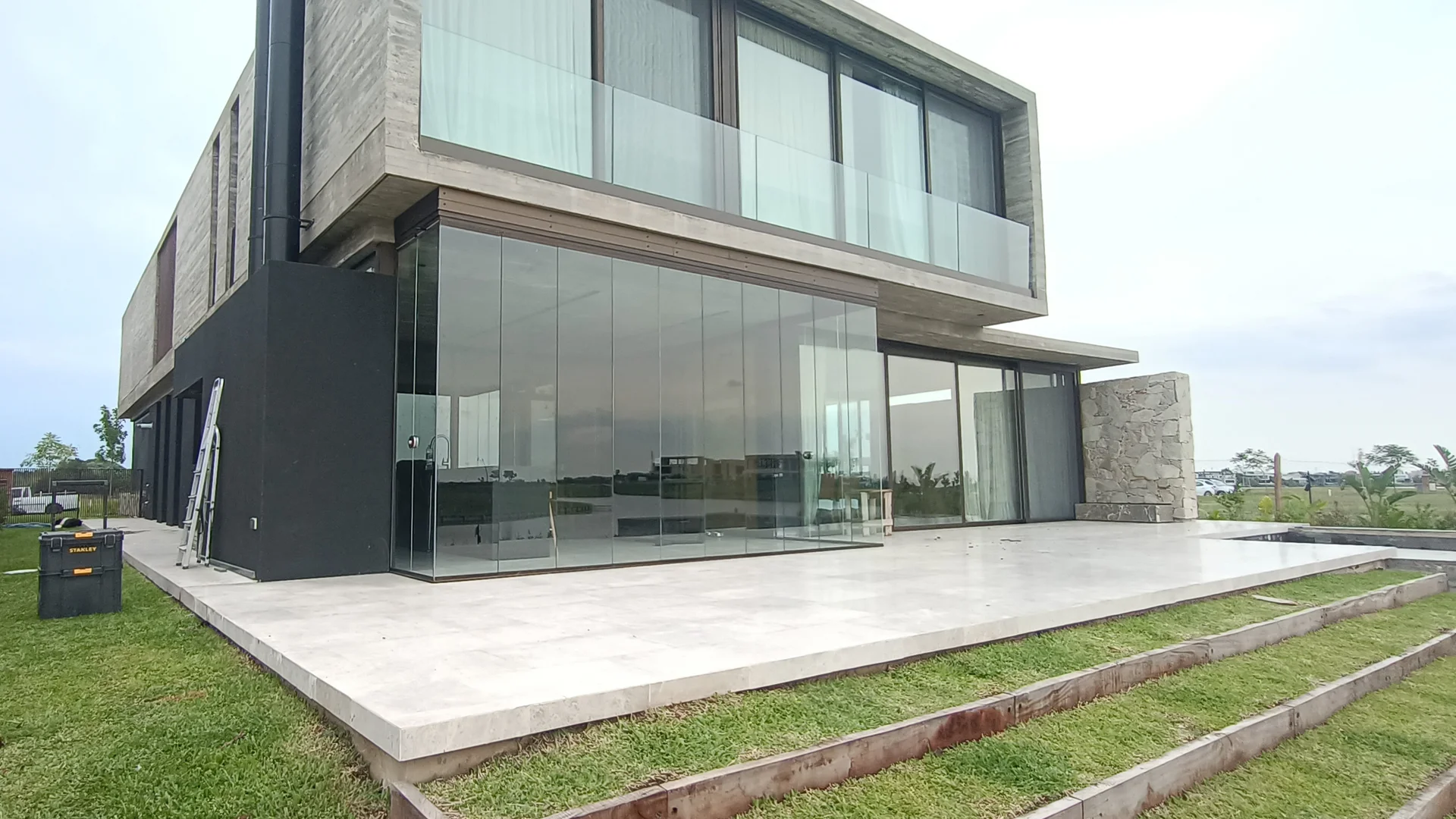 Cerramiento vidriado para galería y quincho